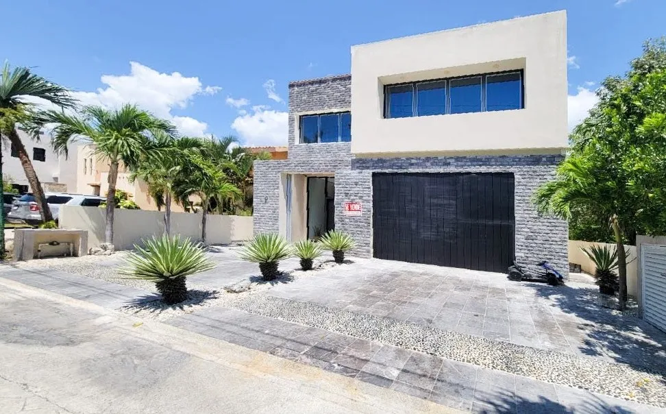 Casa Yalku • Contemporary Elegance on the Golf Course photo 2