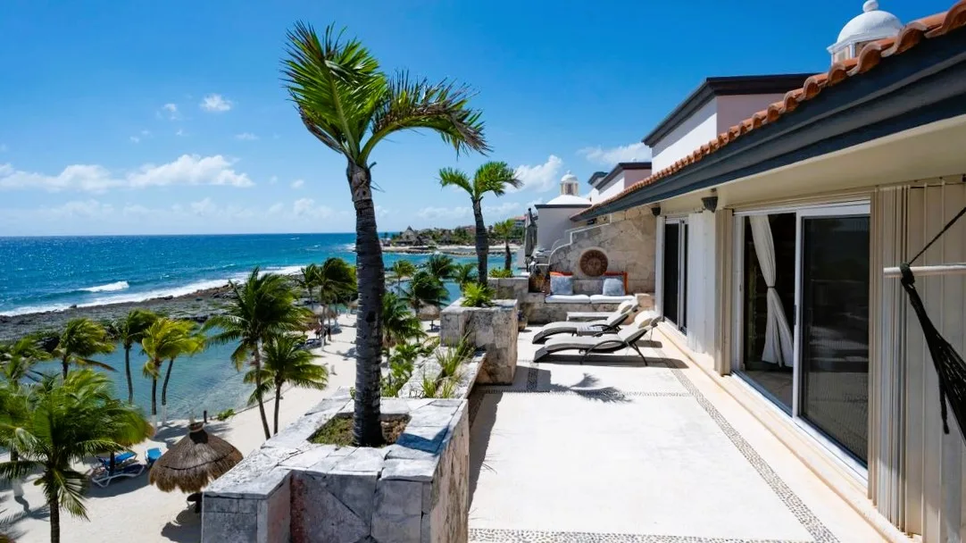 Quinta Luna Penthouse • A Rare Oceanfront Sanctuary photo 2