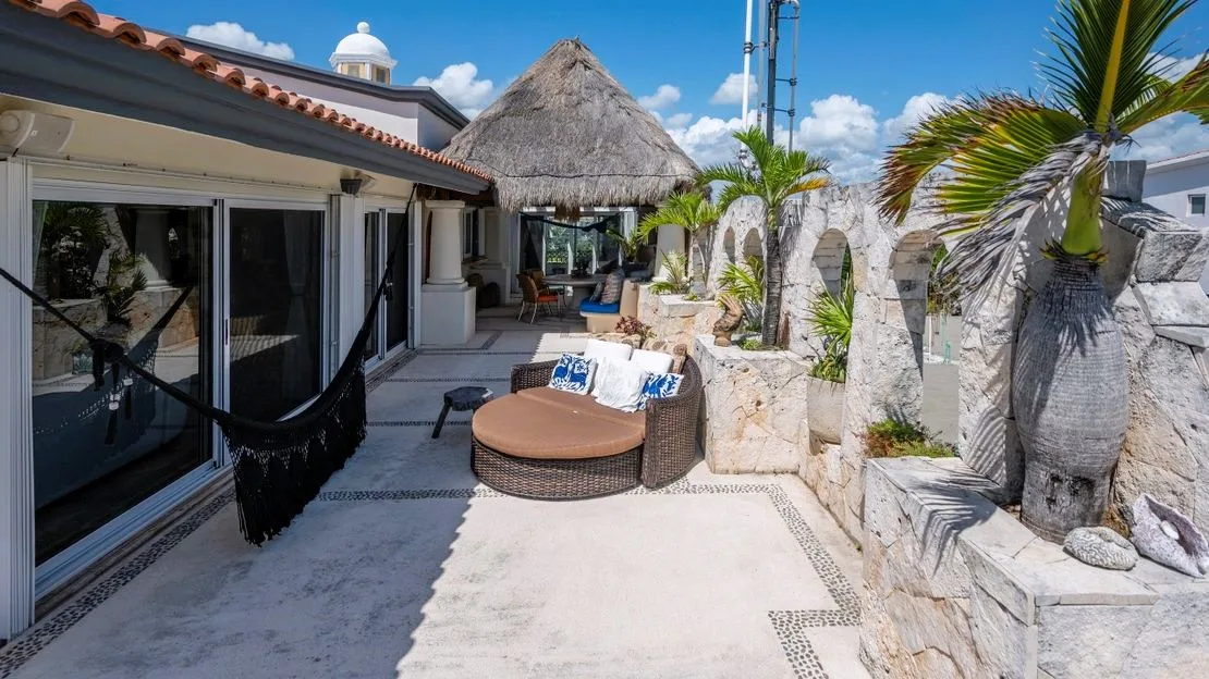 Quinta Luna Penthouse • A Rare Oceanfront Sanctuary photo 3