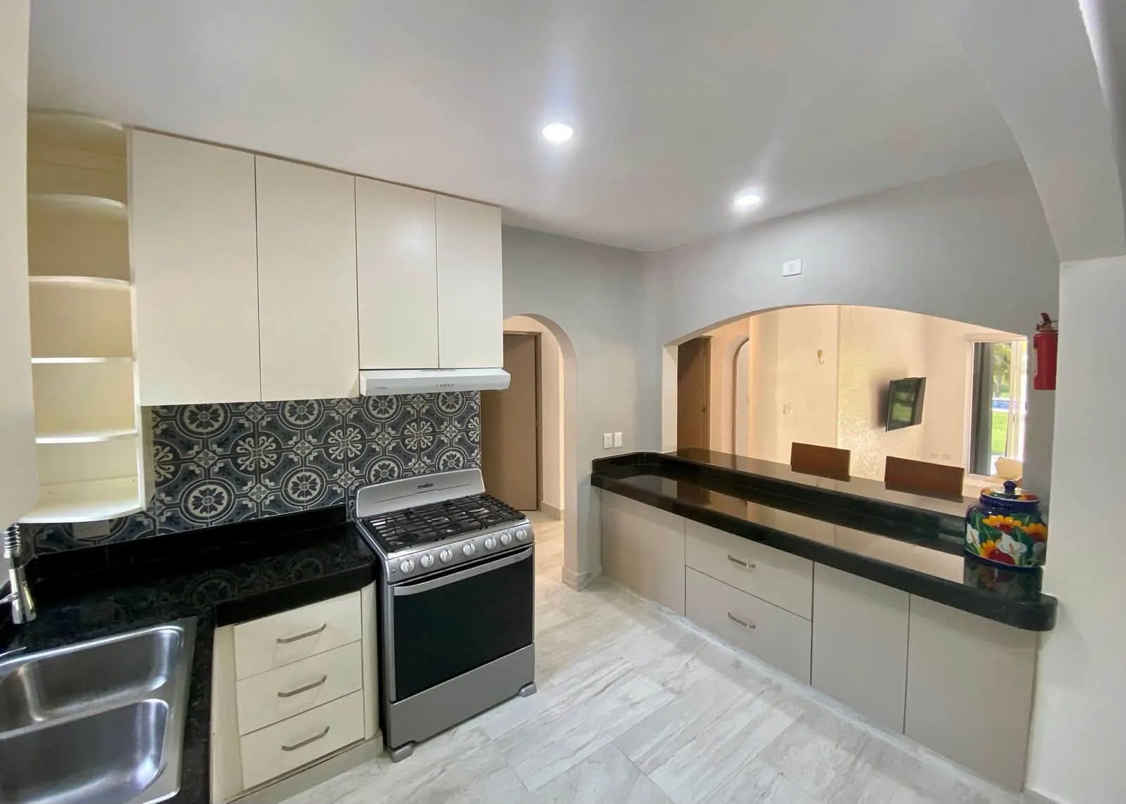 3-bed stunner with Balcony and Golf Course Views photo 5