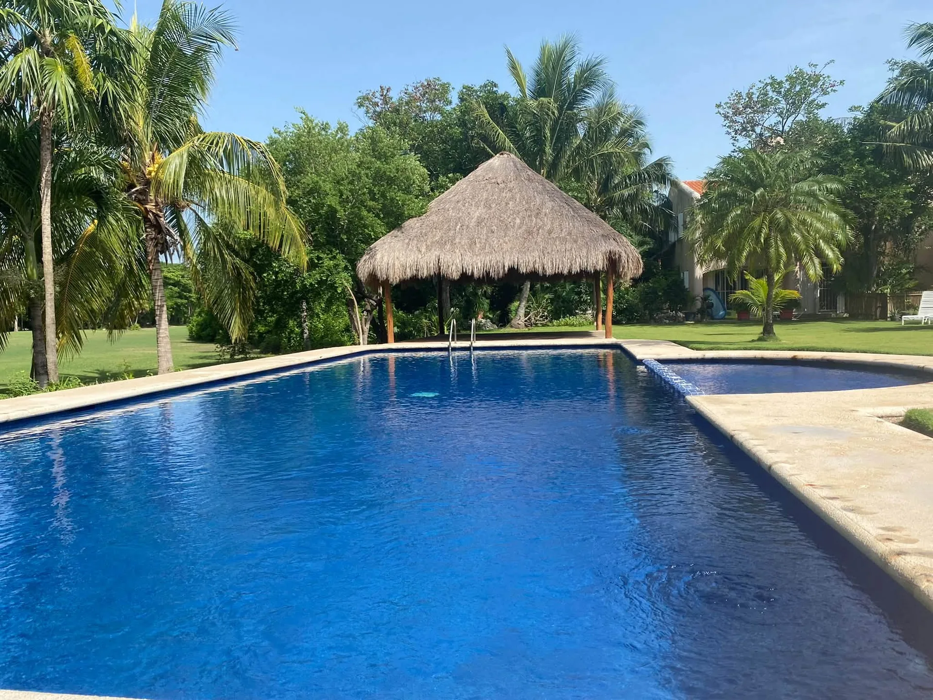 3-bed stunner with Balcony and Golf Course Views photo 2