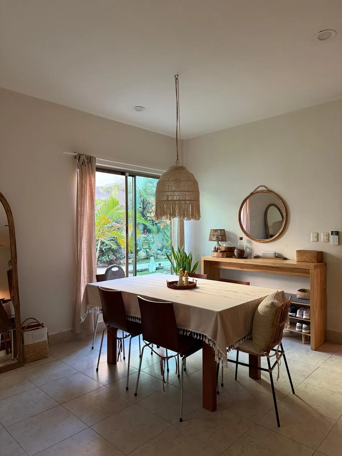 Ground floor, 2 Bed/2 Bath with a Private Courtyard and Pool. photo 3
