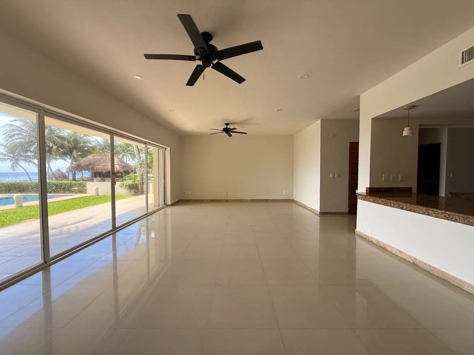 Ground Floor Ocean-Front Apartment photo 2