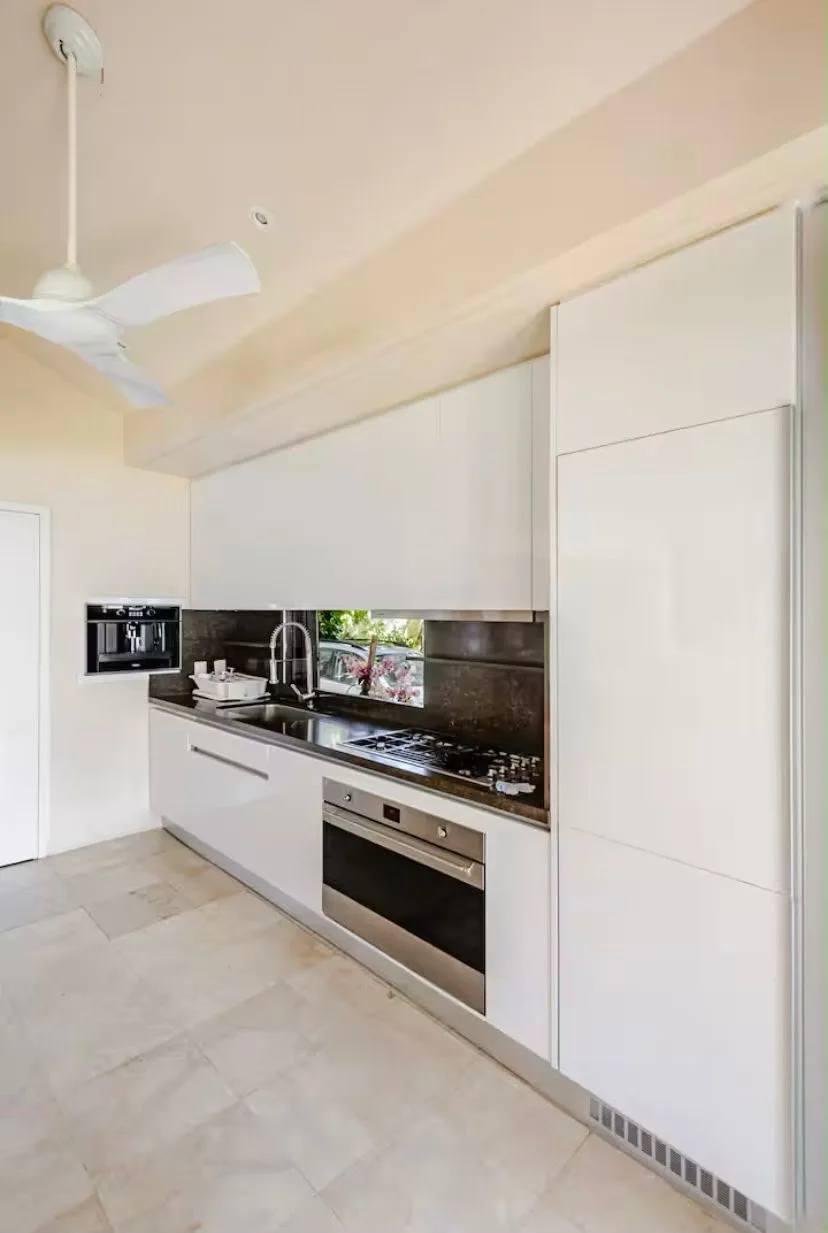 Beachfront 5 bedroom House photo 4